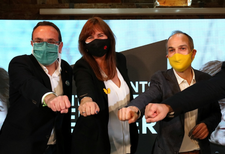 Josep Rull, Laura Borràs and Jordi Turull in a Junts' campaign picture in Reus on January 29, 2021 (by Bernat Vilaró)